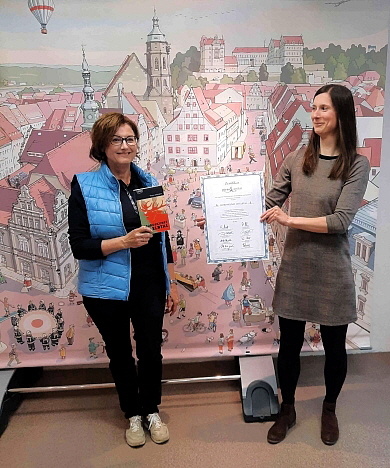 Pirna Unikat - Anne Carl berreicht die Urkunde